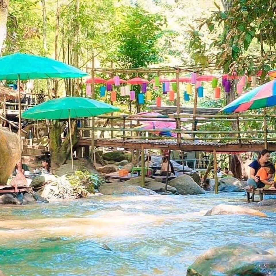 Restaurants in the river Mae Sa